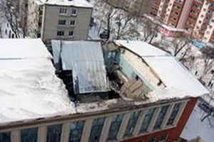 Крыша здания на Молдованке  разрушилась от снегопада