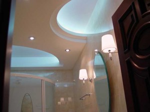 Ремонт ванной комнаты: потолок